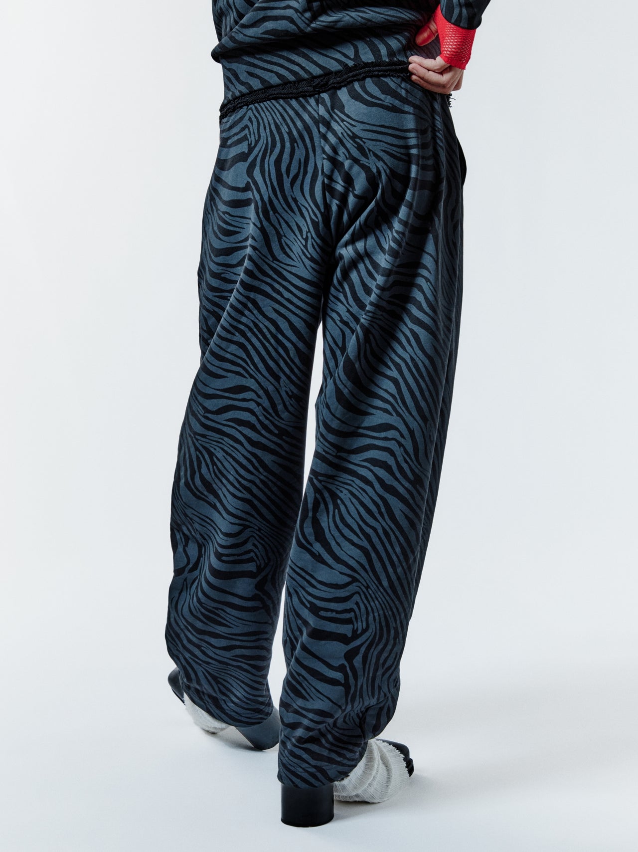 ZEBRA BITE SWEATPANTS - BLACK